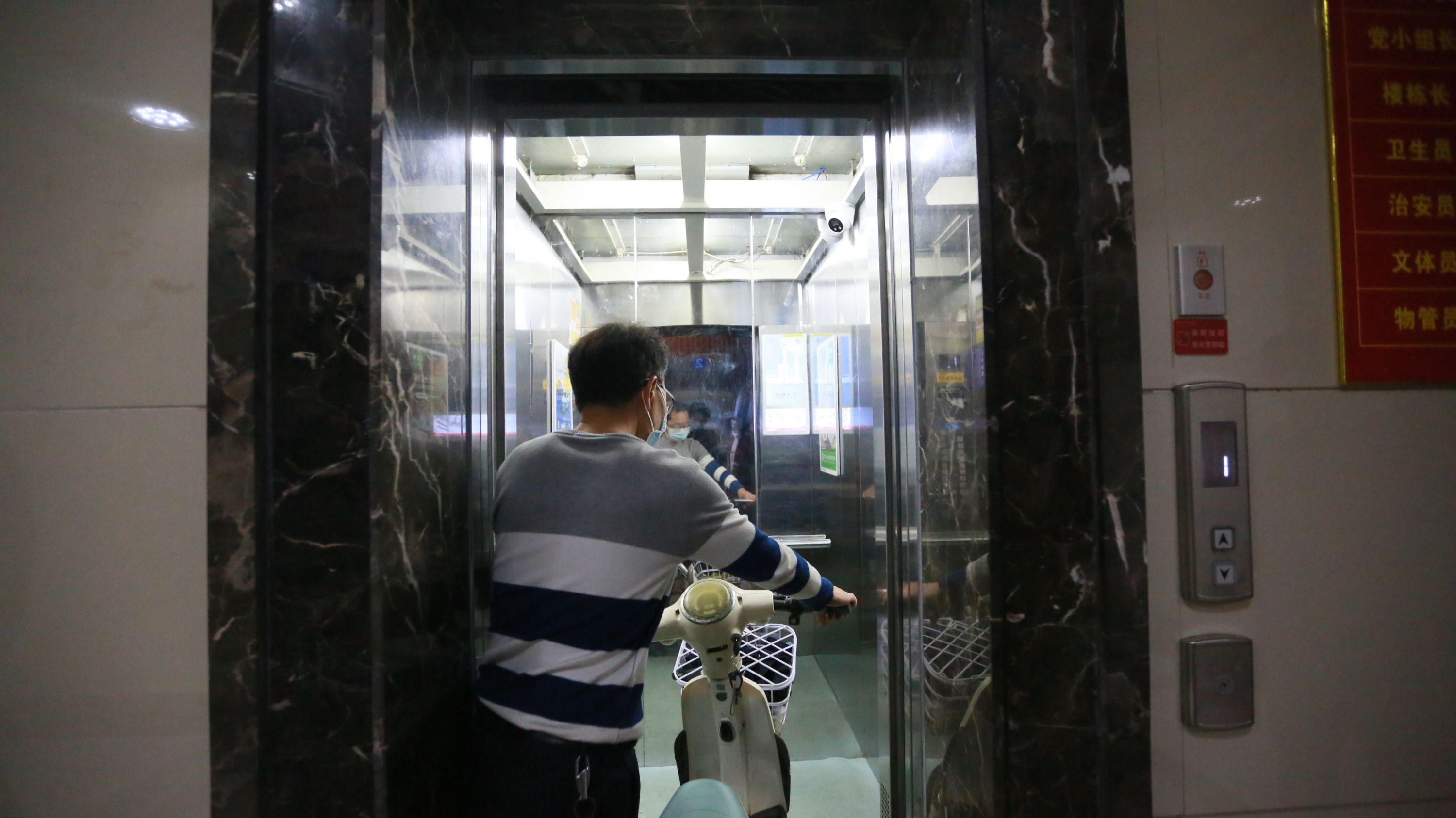 “看見”電動車就“報警”，武漢又一小區電梯配備智能“天眼”