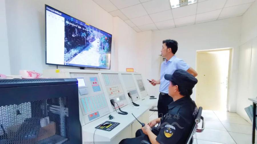 睿聯(lián)大屏幕互動(dòng)投影建設(shè)武漢公安局安防監(jiān)控指揮中心