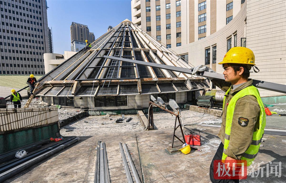 24米高空作業(yè)忙，武漢圖書館錐形玻璃頂即將煥新