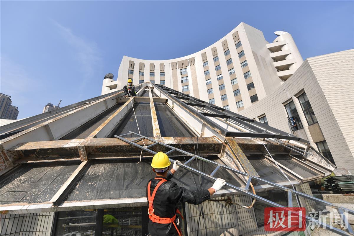 24米高空作業(yè)忙，武漢圖書館錐形玻璃頂即將煥新